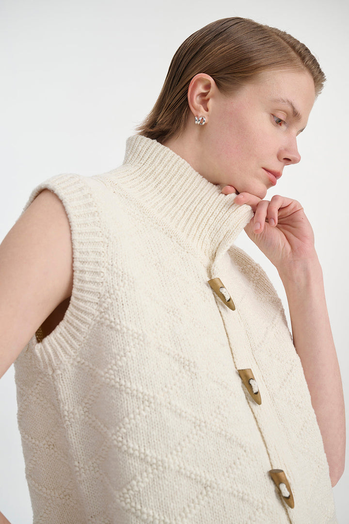 Gilet femme vintage chic à losanges, parfait pour la superposition. Essentiel pour la mode femme en hiver.