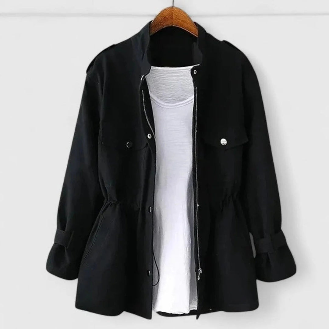 Veste trench femme polyvalente pour printemps/automne, alliant confort et style urbain chic.