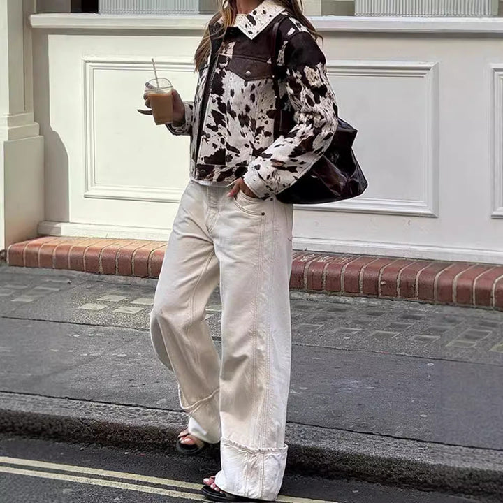 Veste femme cropped tendance, motif irrégulier. Look mode femme, parfaite pour l'entre-saison.