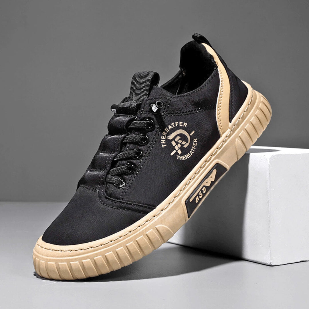 Sneaker homme noire, légère et respirante. Offre un confort supérieur pour le style urbain décontracté et moderne.