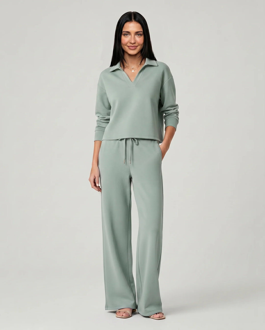 Pantalon large fluide pour femme, parfait pour une tenue chic décontractée. Élément d'un ensemble deux pièces.