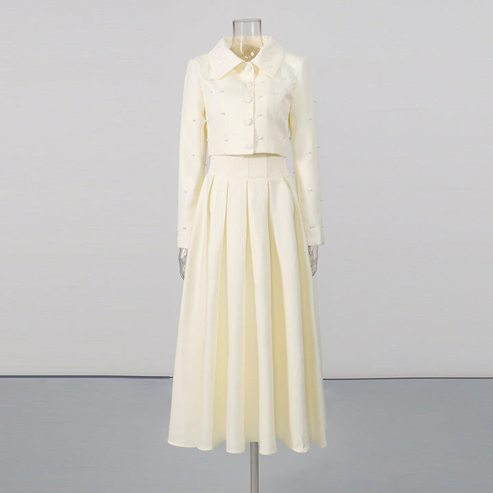 Ensemble femme deux pièces élégant: haut court perlé et jupe taille haute. Tenue chic de mode féminine estivale.