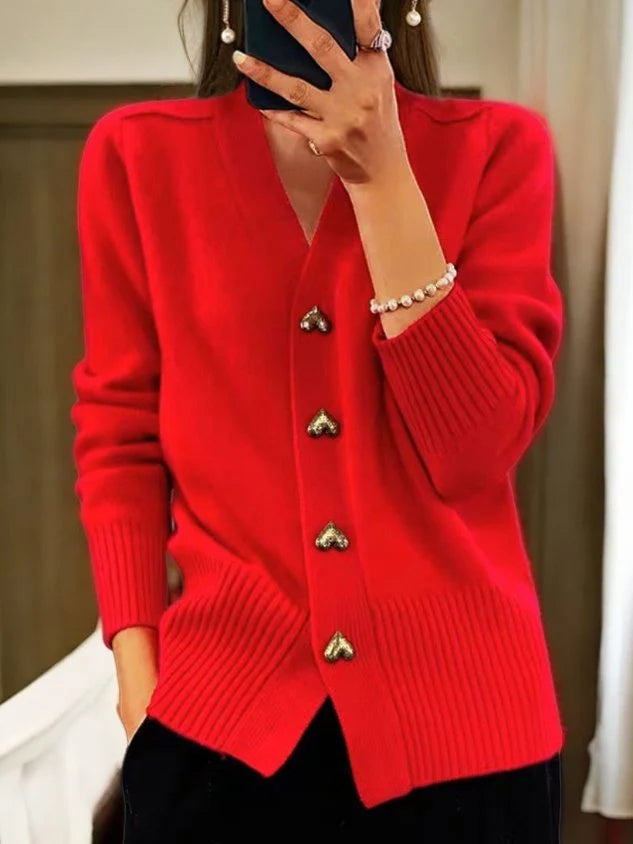 Veste cardigan femme longue, col V. Confortable et élégante, parfaite pour l'automne-hiver avec ses boutons cœurs.