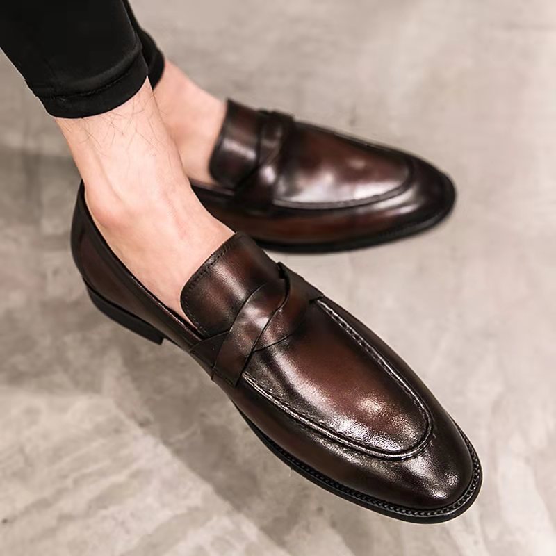 Paire de mocassins homme classiques et intemporels, faciles à enfiler (slip-on), alliant style et confort absolu.