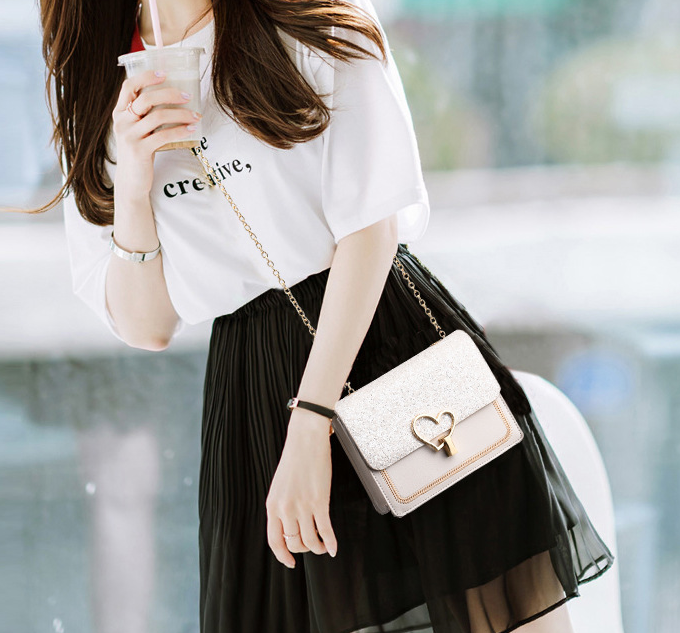 Sac bandoulière chaîne minimaliste pour un look urbain élégant. Accessoire quotidien chic, parfait pour femme & homme.