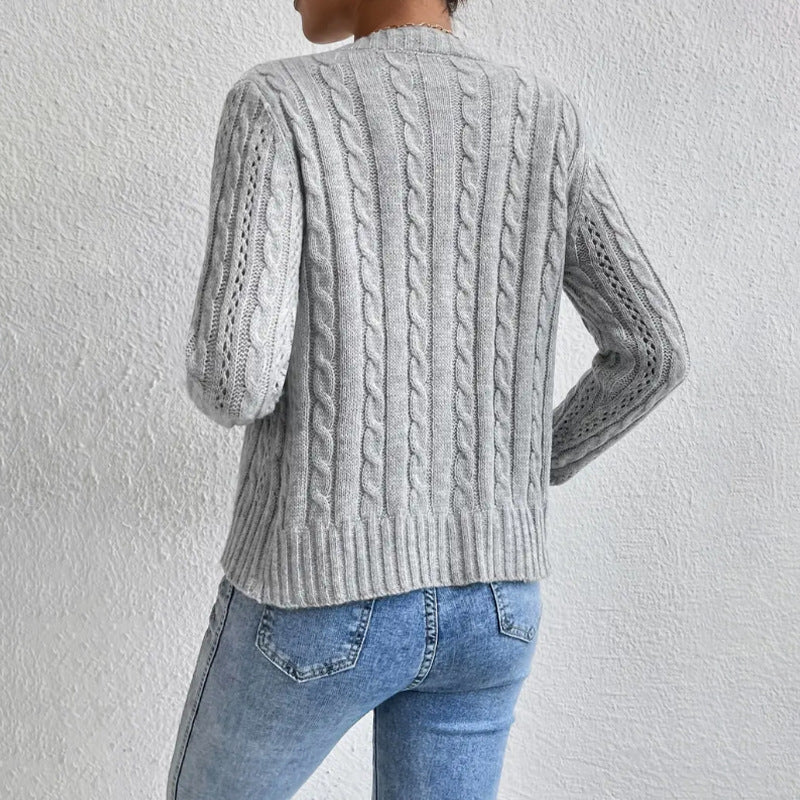Cardigan femme torsadé chic, col rond, manches longues. Vêtement essentiel pour la mode hivernale.