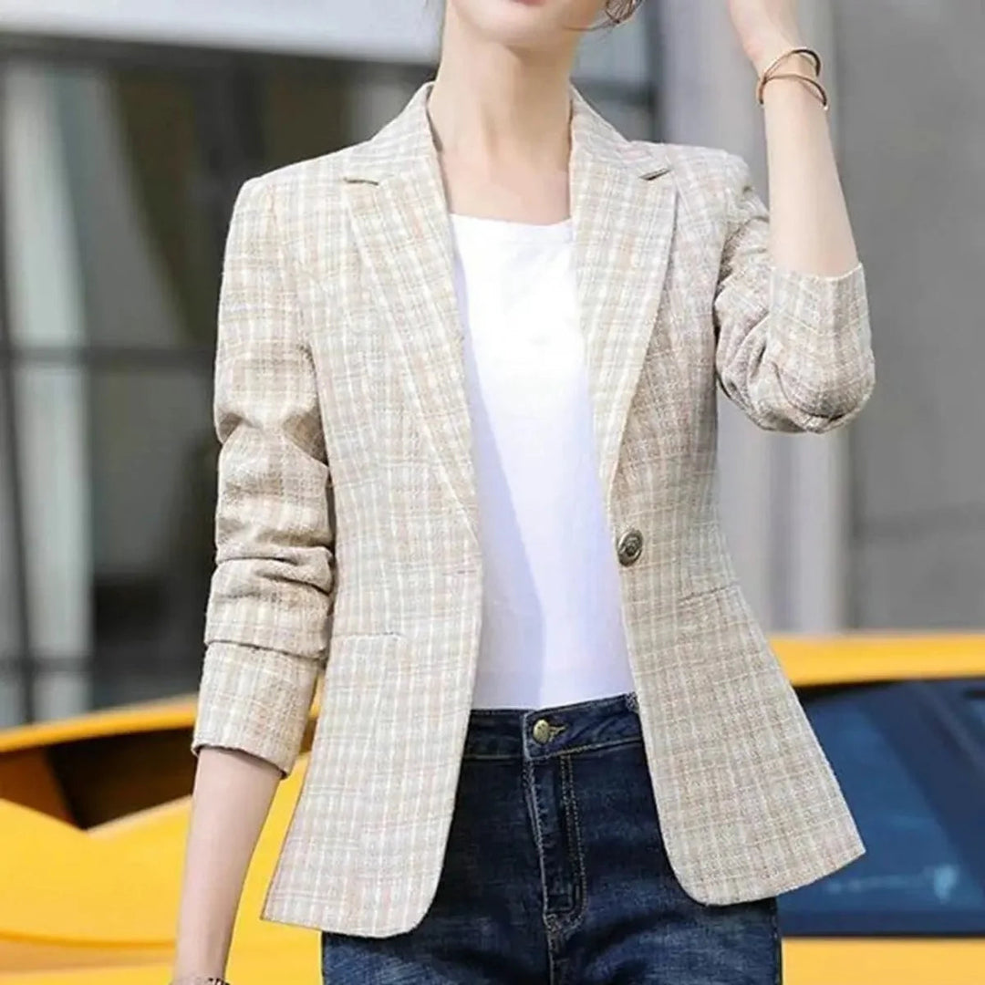 Blazer court femme à motifs carreaux, chic et confortable. Veste tendance, idéale pour looks printaniers ou automnaux élégants.