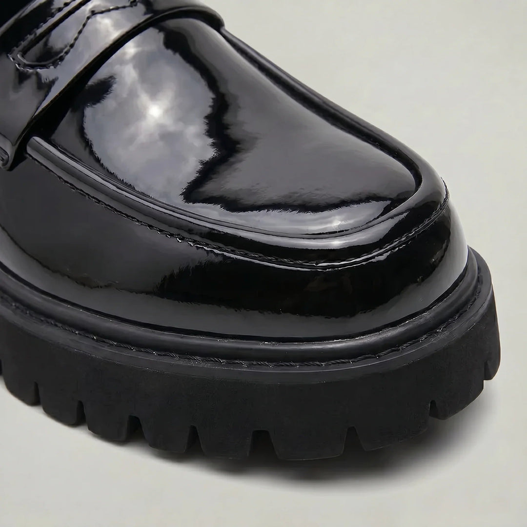 Mocassins plateforme homme noirs, un choix moderne et élégant pour un style de ville ou une tenue décontractée chic.