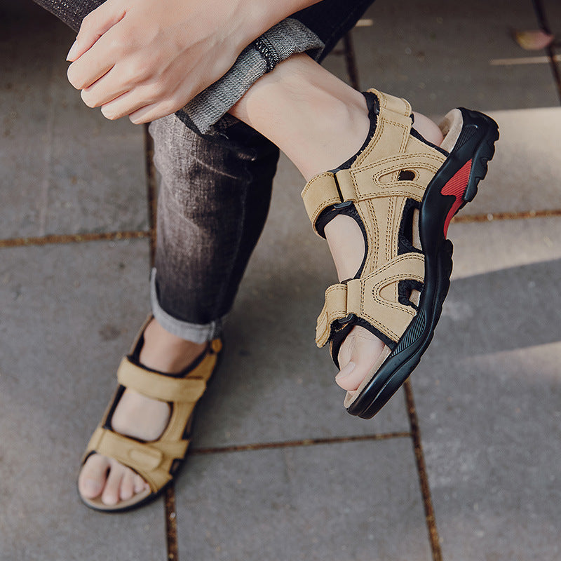 Sandales romaines homme avec brides multiples, pour un look estival élégant et confortable en ville.