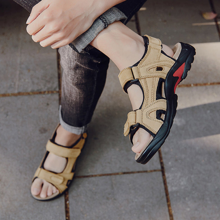 Sandales romaines homme avec brides multiples, pour un look estival élégant et confortable en ville.