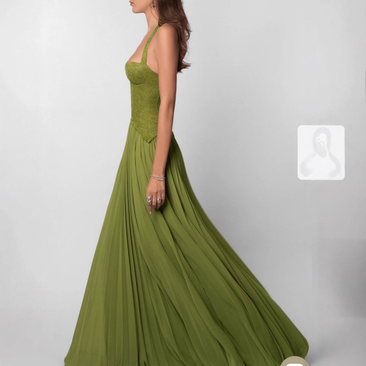 Robe chic femme plissée midi, dos nu et décolleté plongeant. Idéale pour événements élégants, printemps et été.