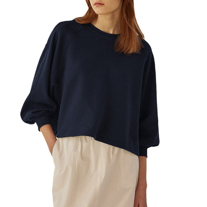 Pull femme confortable, coupe courte et manches ballon courtes. Idéal pour un style chic et moderne en automne-hiver.