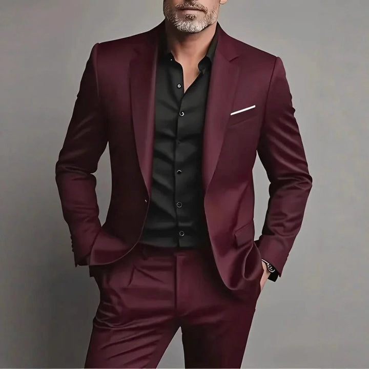 Ensemble costume homme slim fit pour mariage ou affaires. Veste de costume et pantalon élégants, tenue formelle chic.