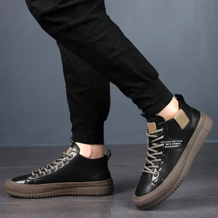 Baskets masculines mi-montantes, design épuré noir/blanc. Idéales pour le confort urbain et la mode décontractée.