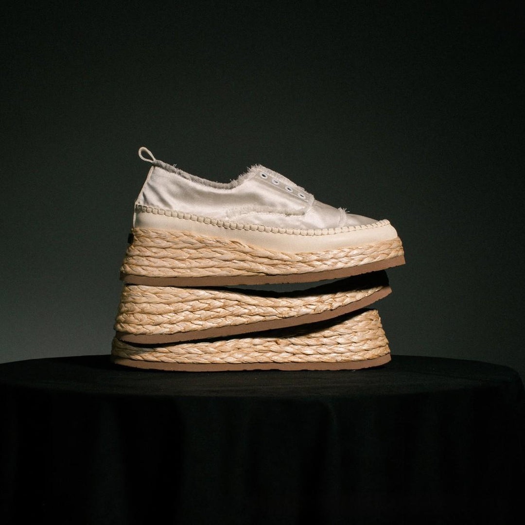 Gros plan sur les finitions effilochées et la semelle espadrille de ces baskets plateforme femme.