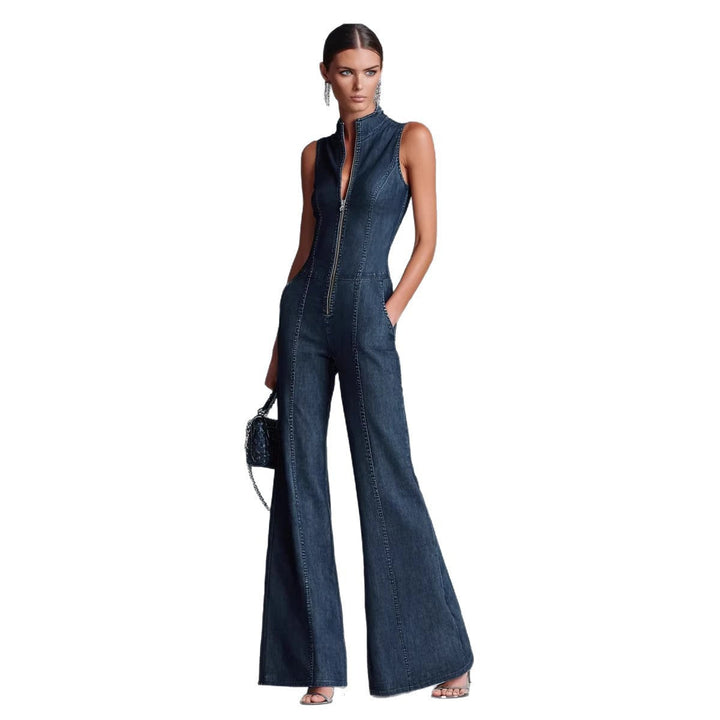 Combinaison femme marine sans manches, col montant, coupe ajustée. Jumpsuit élégante style rétro avec zip discret.