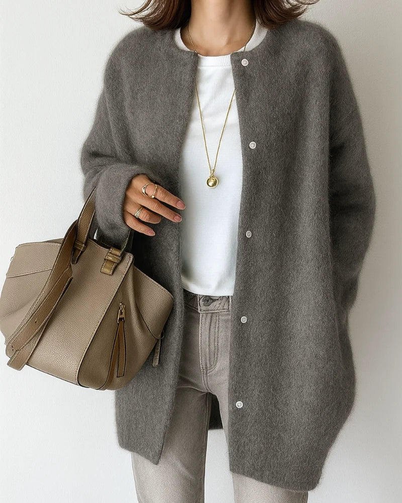 Femme en gilet long chic avec poches, look décontracté tendance. Idéal pour la mode automne hiver.