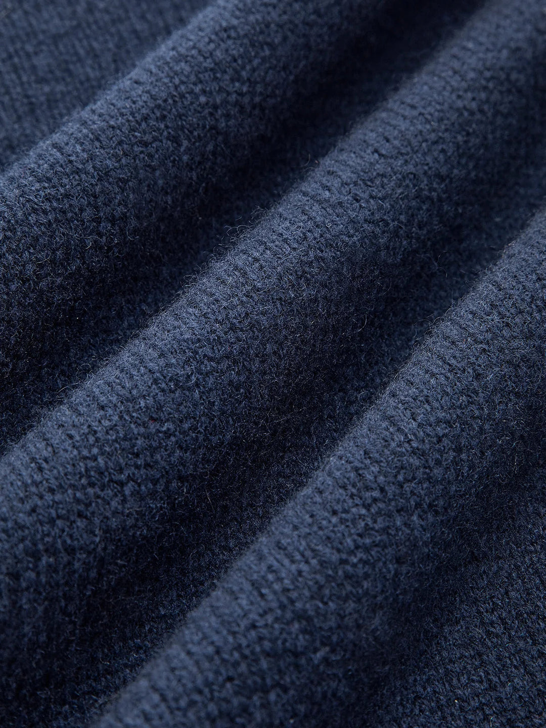 Pull femme confortable et élégant, effet superposé avec col chemise denim. Idéal pour un look chic décontracté.