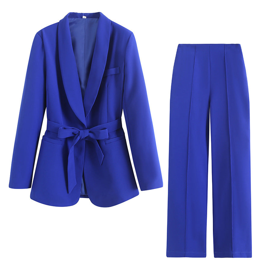 Blazer femme ceinturé et pantalon coordonné, une tenue polyvalente et élégante pour toute occasion.
