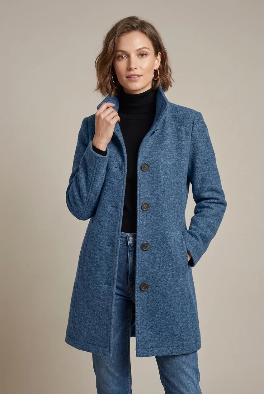Manteau femme chic mi-long slim doté d'un col montant et de poches, offrant chaleur et style en automne-hiver.