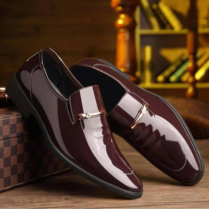Élégants mocassins homme vernis à bout pointu, disponibles en noir/marron, idéaux pour un style business.