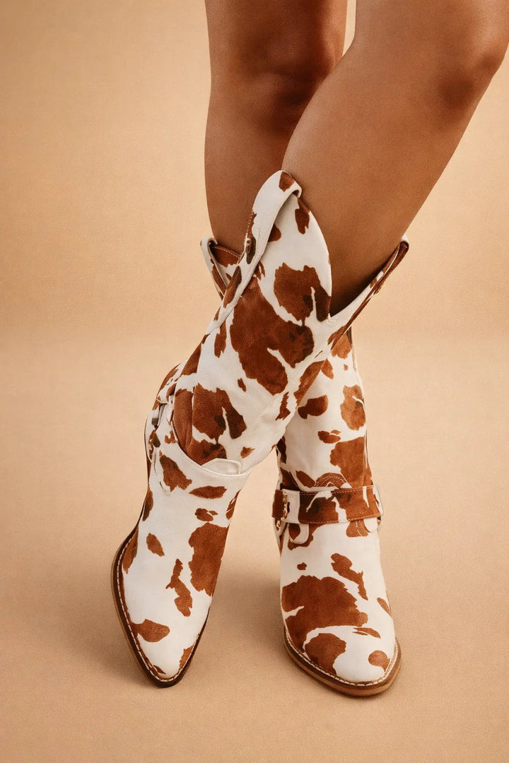 Chaussures bottes western femme cloutées noires, alliant mode tendance et esprit décontracté.