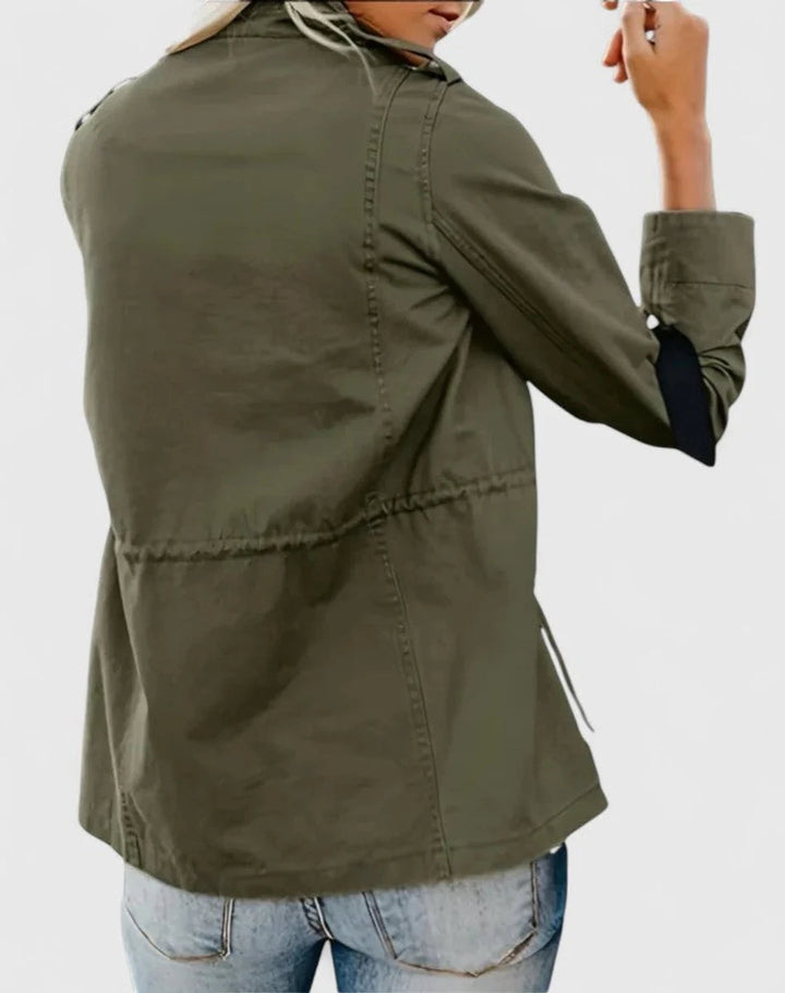 Veste femme courte noire à col revers. Coupe cintrée élégante, idéale pour un style moderne et chic au printemps.