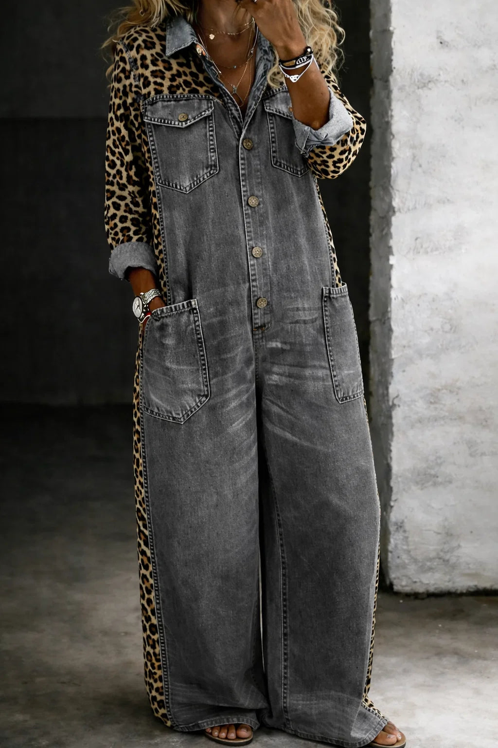 Combinaison femme élégante imprimée, motifs chic, manches longues et col revers, idéale pour toute occasion décontractée.