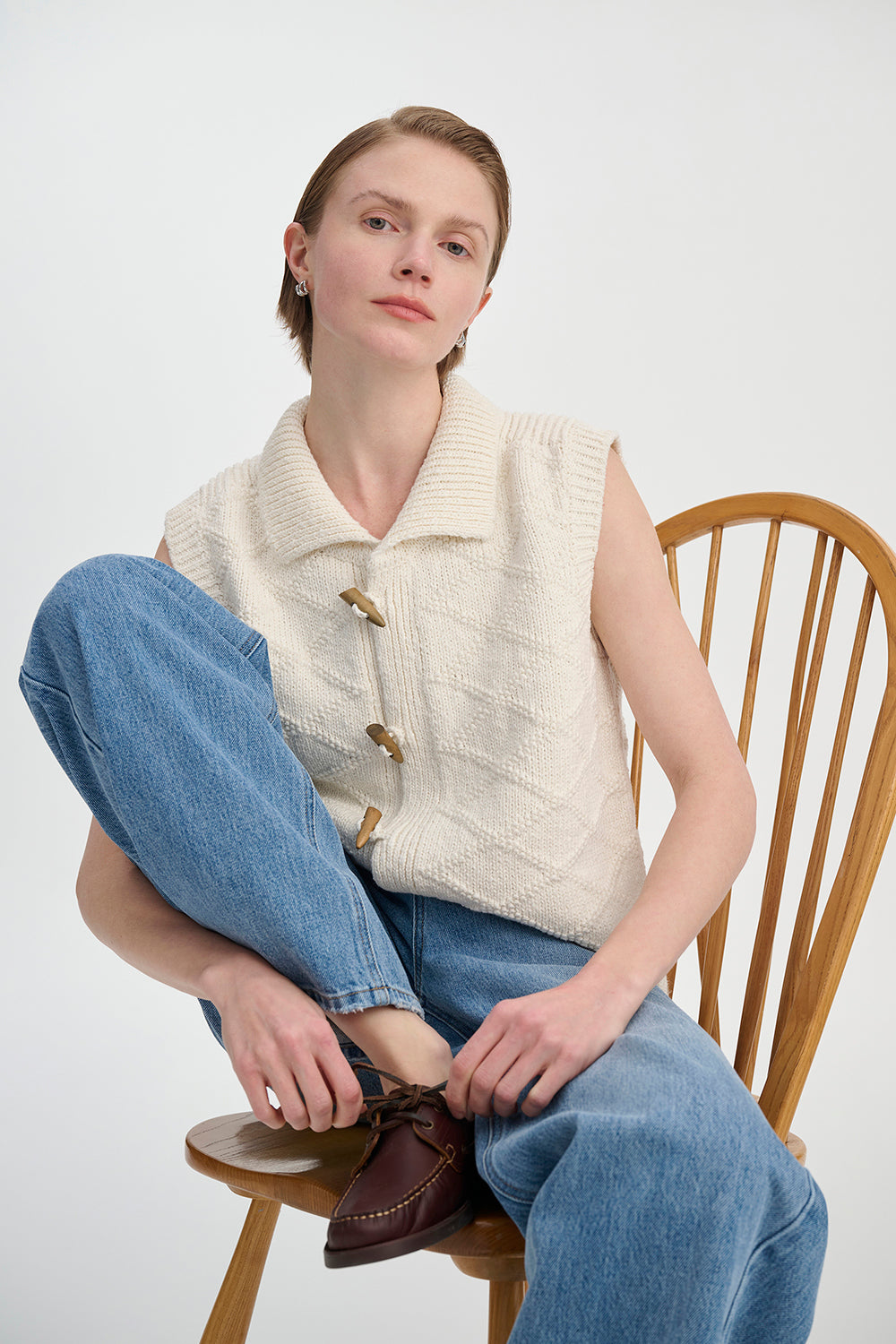 Gilet femme élégant vintage en maille, motif losange distinctif. Idéal pour la mode hivernale et le style.