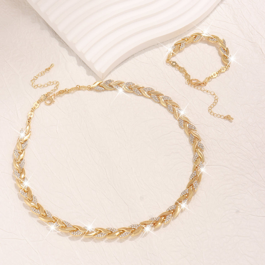 Bijoux femme scintillants: collier et bracelet avec pendentifs feuille de verre et détails strass.