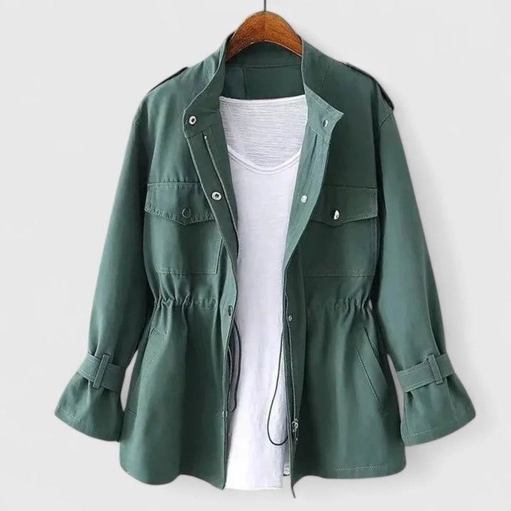 Trench-coat femme chic avec ceinture pour une silhouette ajustée, parfait pour un look sophistiqué.