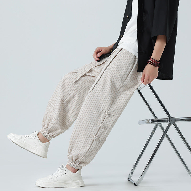 Pantalon homme ample avec ceinture élastiquée pour un confort décontracté, look chic et minimaliste d'été.