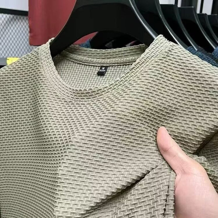 Chemise homme moderne coupe slim à manches courtes, motif carreaux, parfaite pour un look estival élégant.