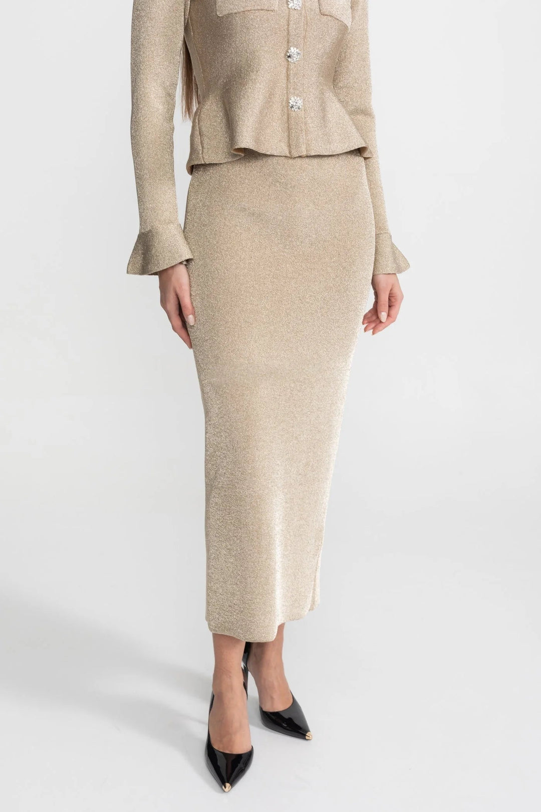 Robe femme élégante à manches longues et coupe ajustée, taille haute. Style moderne parfait pour le bureau ou la ville.