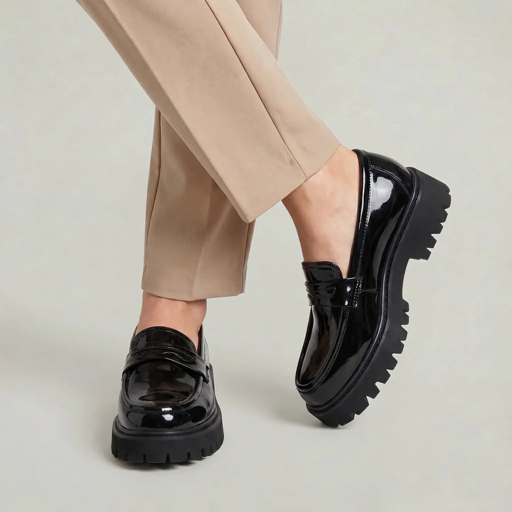 Mocassins homme noirs à semelle plateforme épaisse pour un gain de hauteur discret et un confort accru, style moderne.