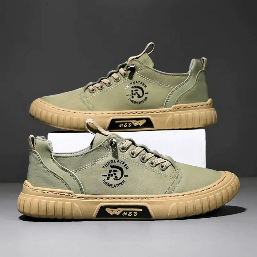 Vue latérale de la sneaker homme respirante. Chaussures légères et confortables pour le style urbain décontracté.