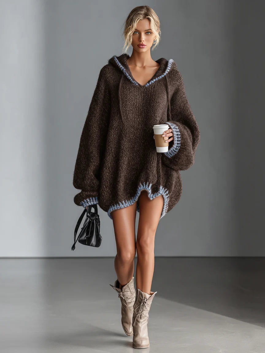 Top pull à capuche femme coupe slim, détails contrastés. Confortable et élégant pour la mode automne-hiver.