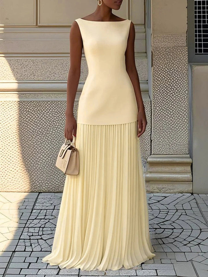 Élégante robe femme unie, coupe ajustée sans manches. Un classique près du corps pour un style chic et raffiné.