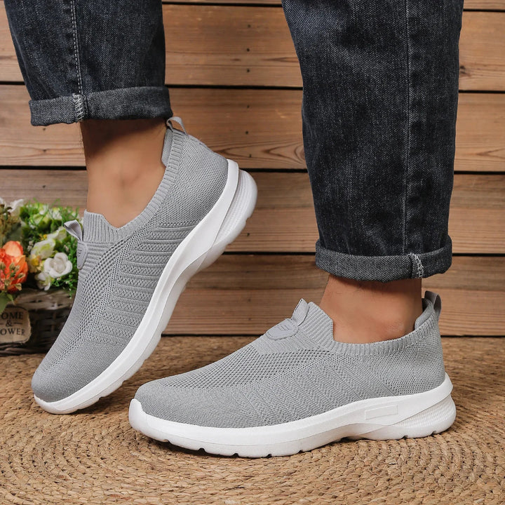 Détail: Tissu respirant d'une basket homme slip-on, accentuant légèreté et confort pour le quotidien.