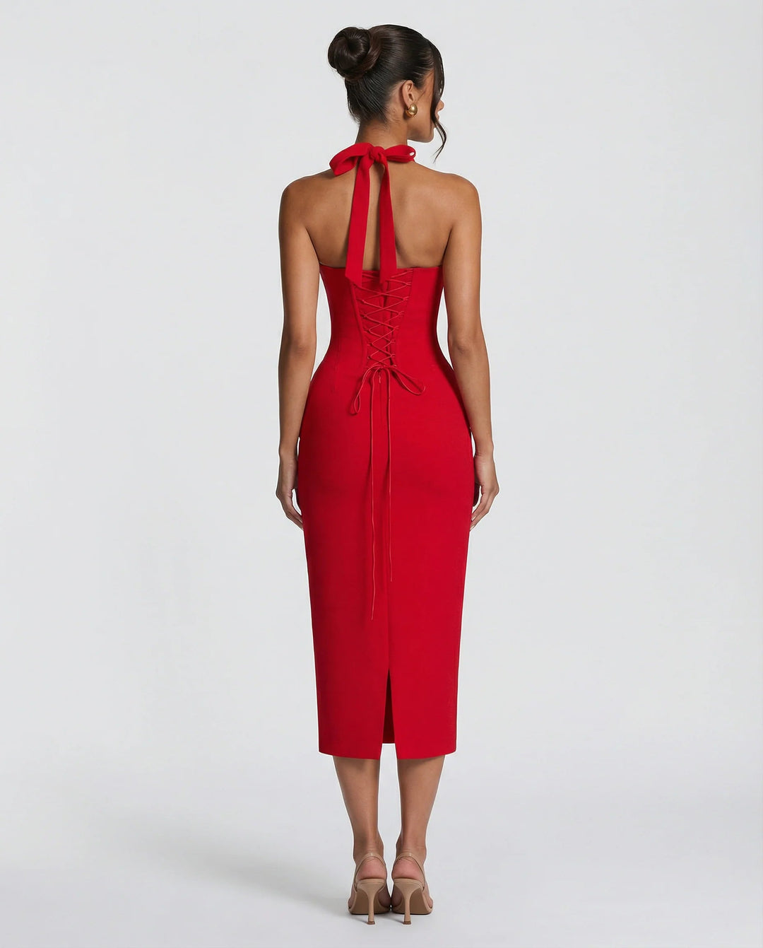 Vetement femme élégant: robe midi à encolure halter et fente dos. Une tenue de soirée moderne et ajustée.