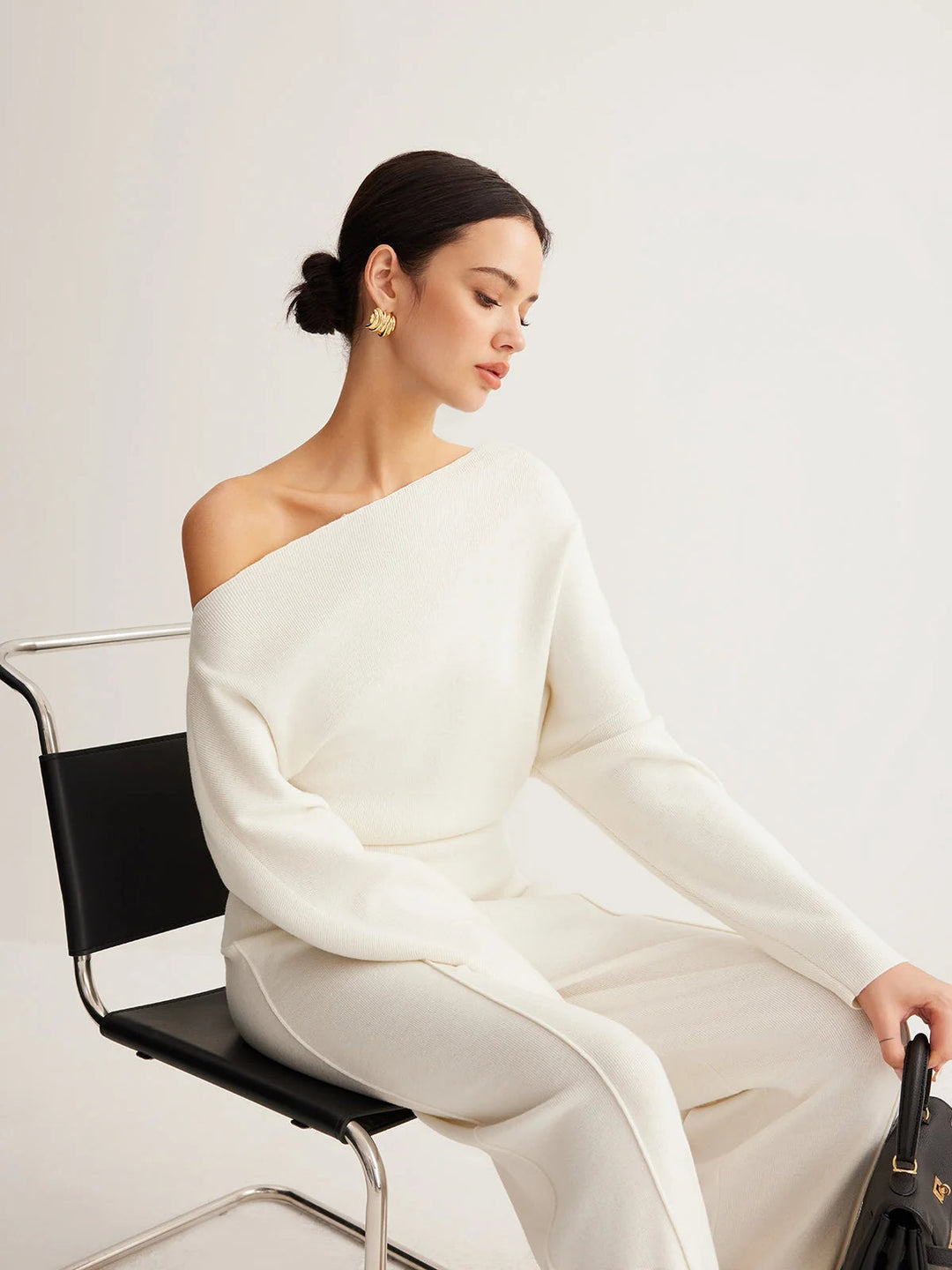 Look mode femme: pull slim élégant, épaules dénudées, pour style décontracté.