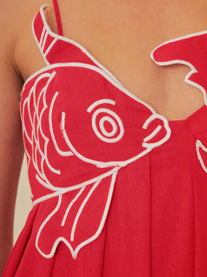 Magnifique robe longue à bretelles pour femme, broderie poisson détaillée et jupe volante, idéale vacances.