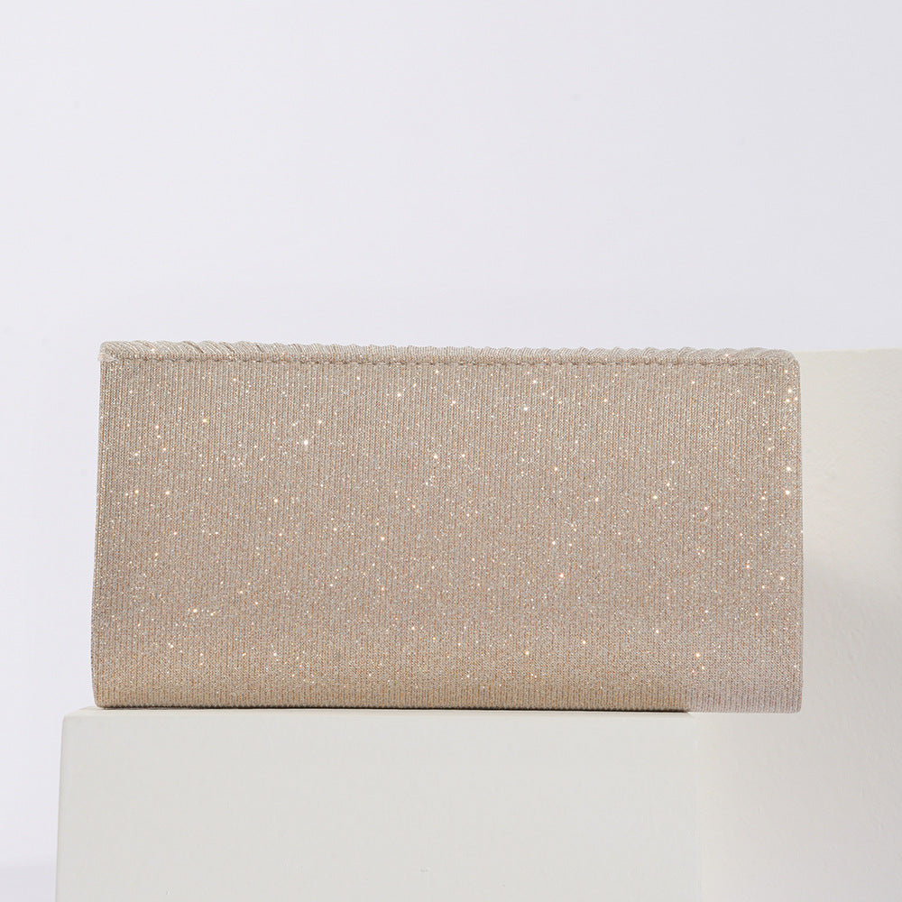 Élégante pochette vintage femme forme coussin, accessoire de soirée à rabat. Parfait pour tenues chic.