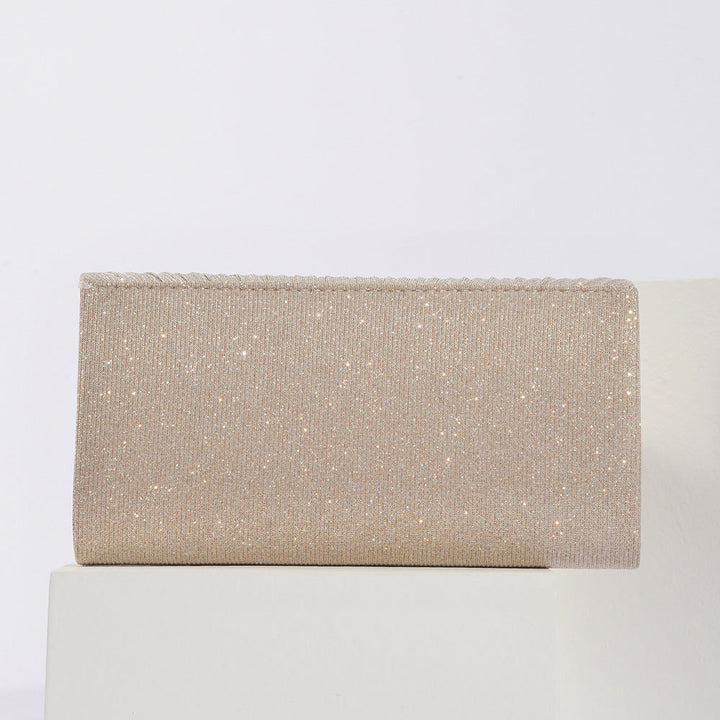 Élégante pochette vintage femme forme coussin, accessoire de soirée à rabat. Parfait pour tenues chic.