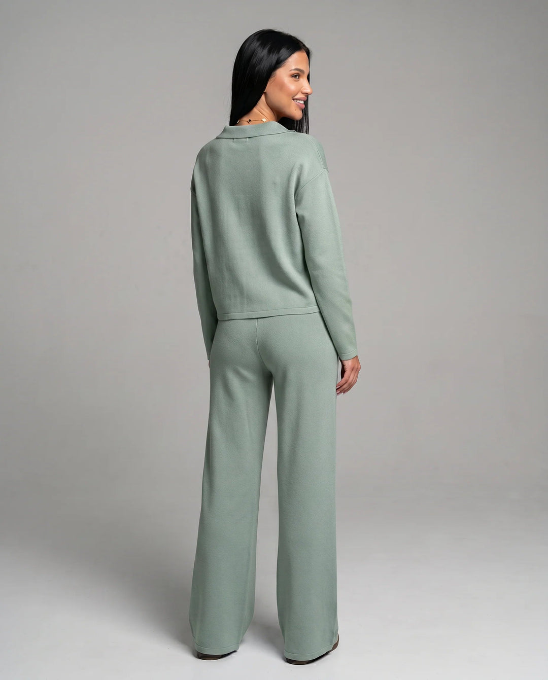 Ensemble femme printemps/automne: haut col V et pantalon large, pour un style chic et confortable.