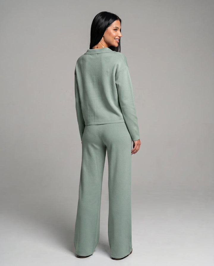 Ensemble femme printemps/automne: haut col V et pantalon large, pour un style chic et confortable.
