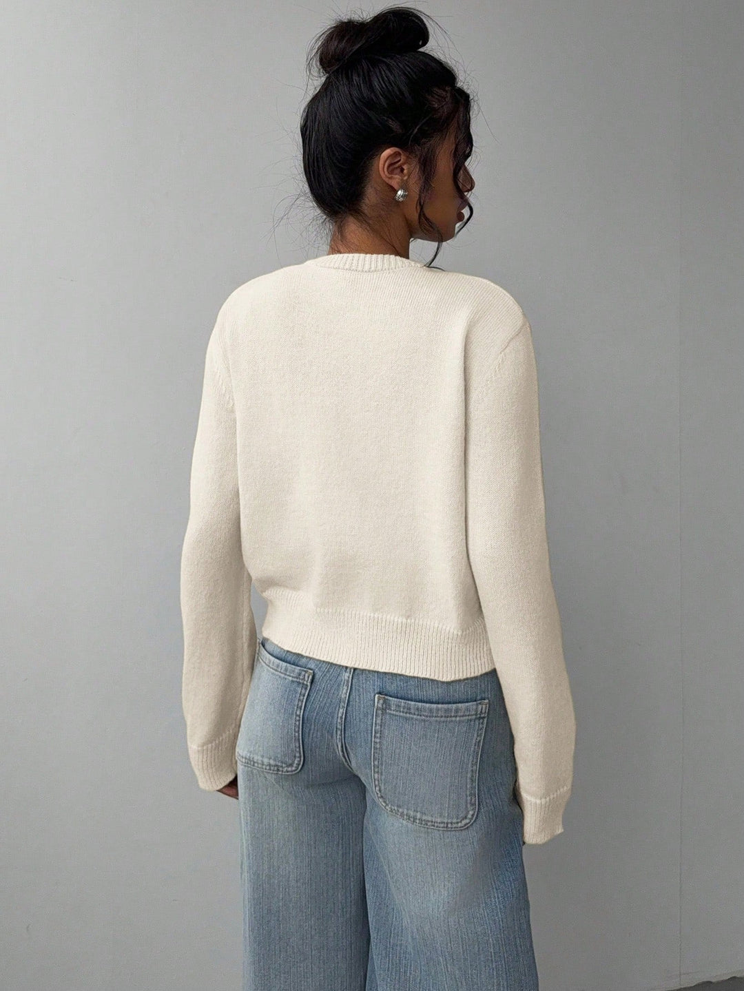 Élégant cardigan femme, court et slim, essentiel pour une garde-robe polyvalente.