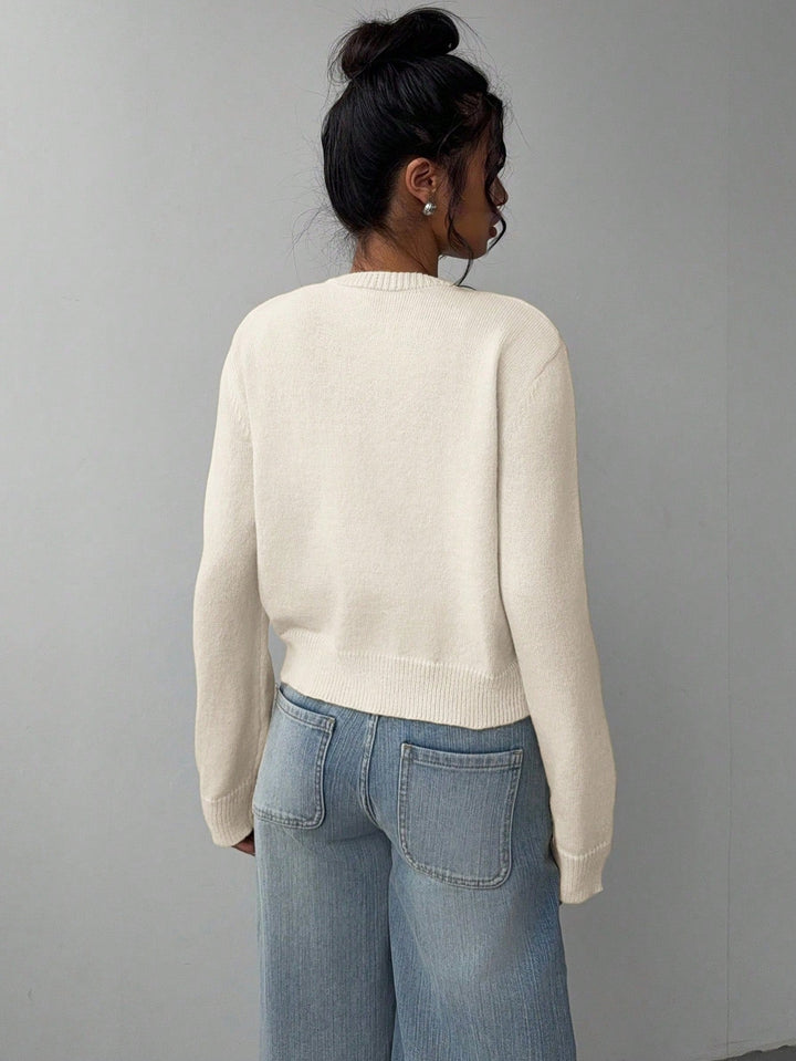 Élégant cardigan femme, court et slim, essentiel pour une garde-robe polyvalente.