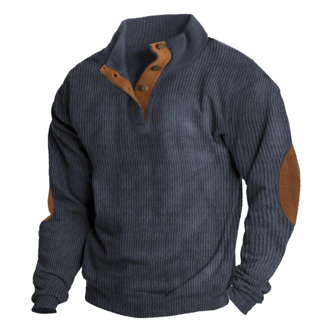 Homme portant un pull col montant ample. Style casual élégant, confort essentiel pour l'automne-hiver.