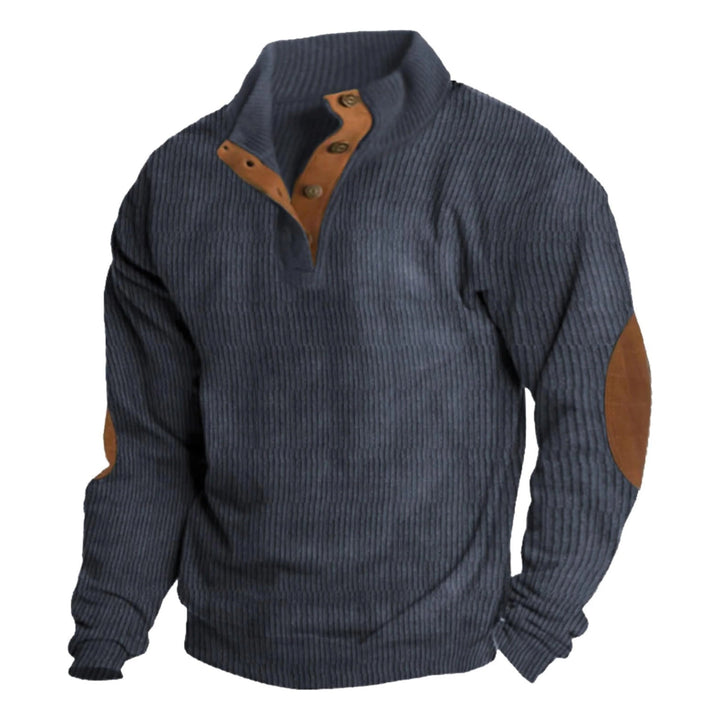 Homme portant un pull col montant ample. Style casual élégant, confort essentiel pour l'automne-hiver.